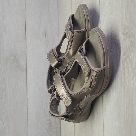 Clarks Women Outdoor Comfort Motion Thorn  Sandals Hook&loop shoes sz 10M - Picture 2 of 11